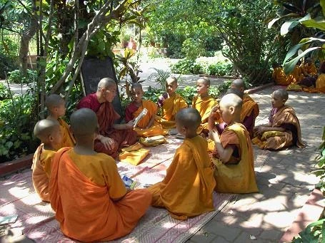 Vai trò của thầy, bạn trong tu học